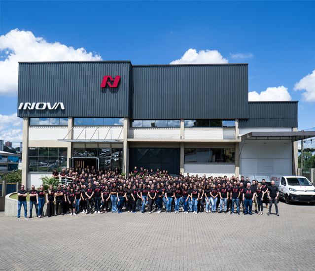 Foto banner com os funcionários da empresa